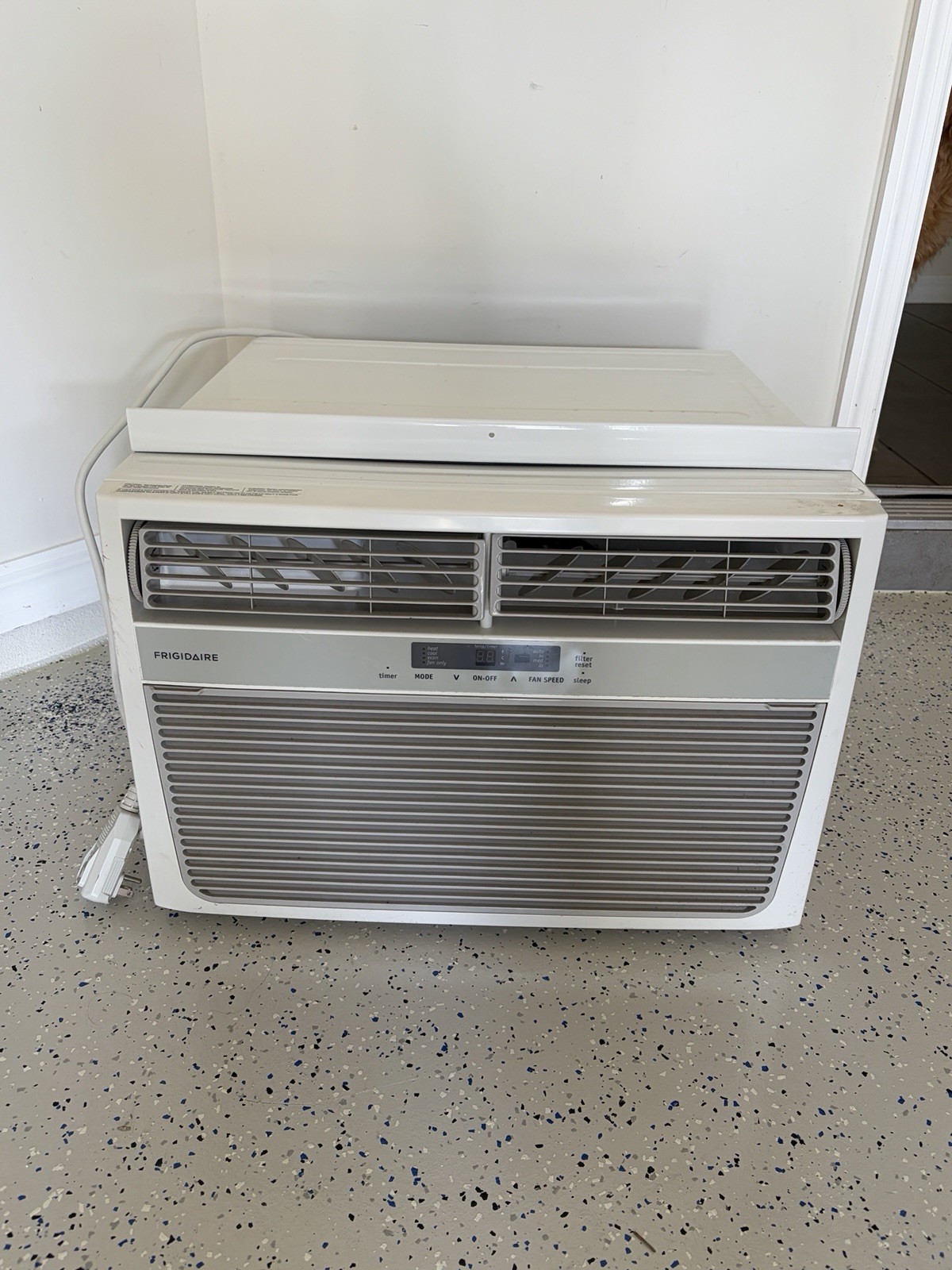 Frigidaire Window/Wall Air Conditioner 115V White Remote Control Timer