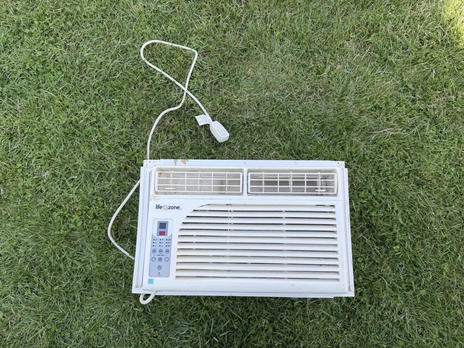 LifeZone Window AC Unit – As-Is / For Parts – Side Panels Included