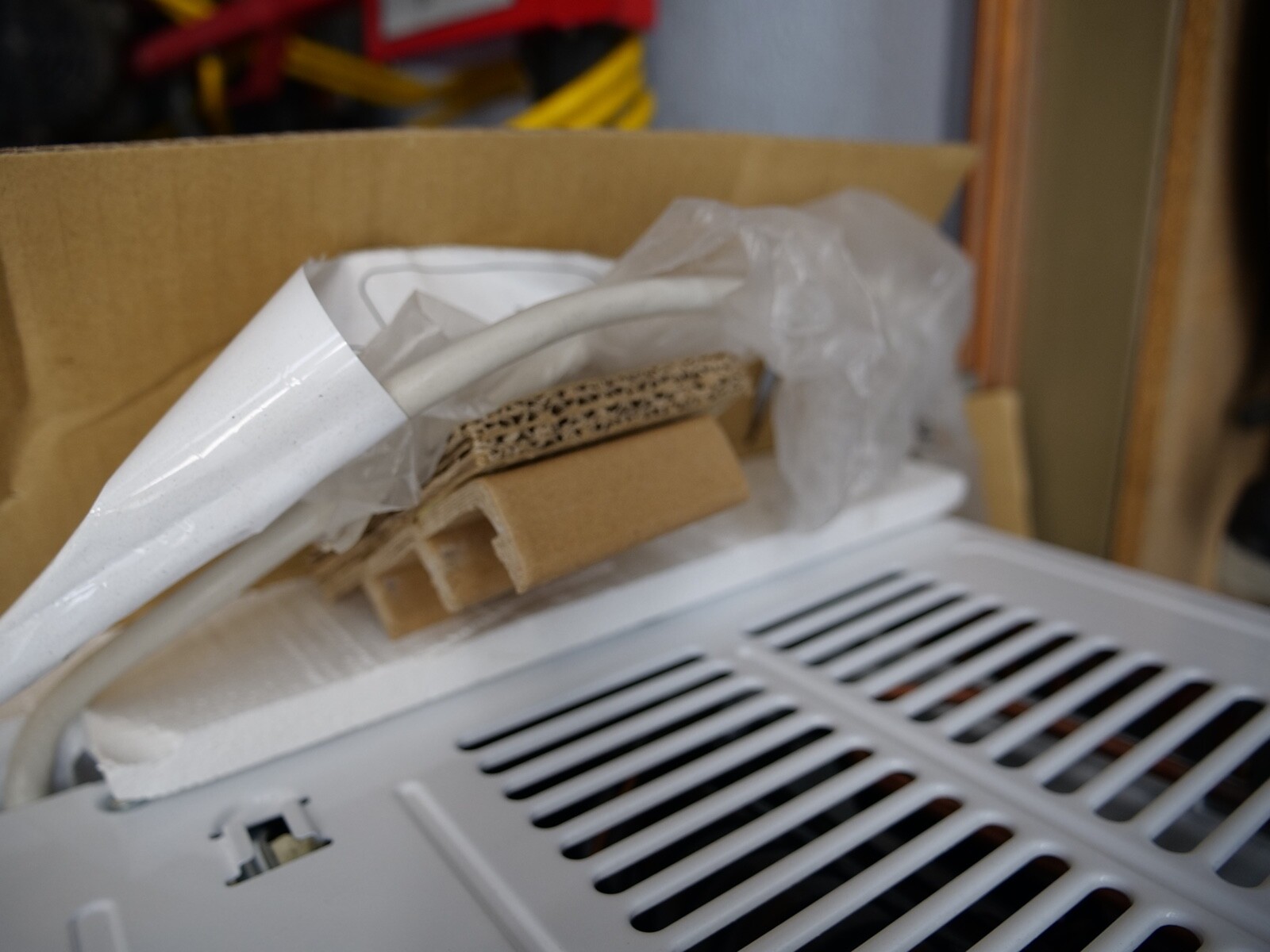 Whirlpool 10,000 BTU Window Air Conditioner, 115V, WHAW101CW – LOCAL PICK UP
