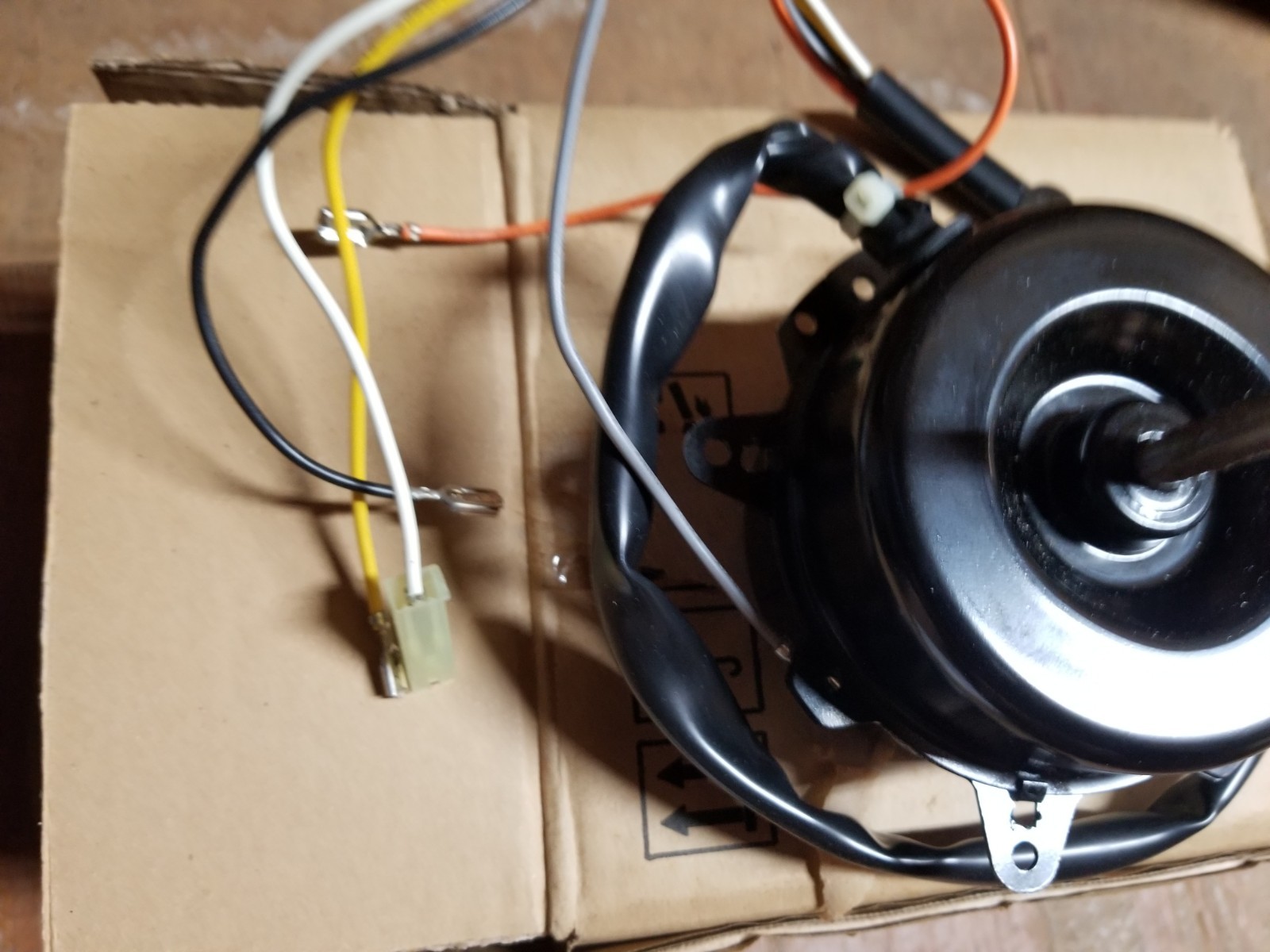 GE BRAND NEW OEM FAN MOTOR I/D W/CUSHIONS WJ94X10235.H9D5