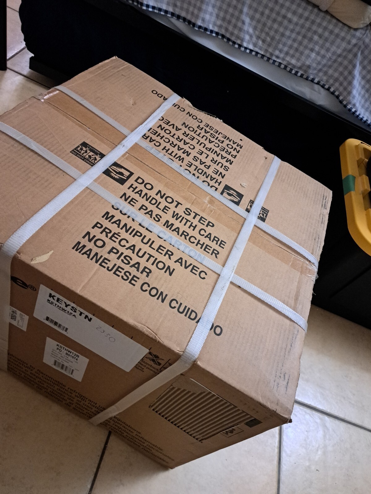 WINDOW AC AIR CONDITIONER AND HEATER WITH REMOTE 550 SQ FT KEYSTONE 230 V