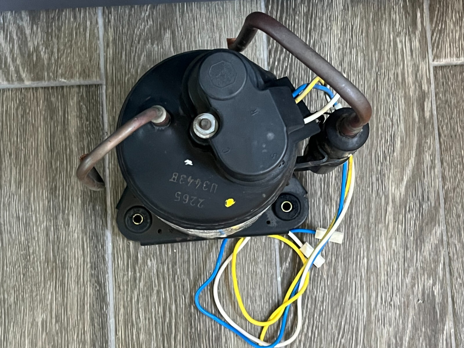 Whirlpool AC Unit Air Conditioner Compressor 8201669 326034037 RGB5456EXA #3