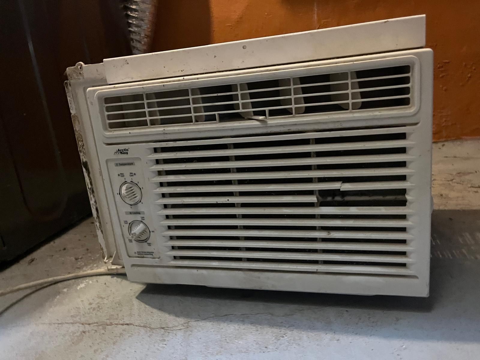 Artic King window air conditioner unit! Working Fine! Summer Is Coming!