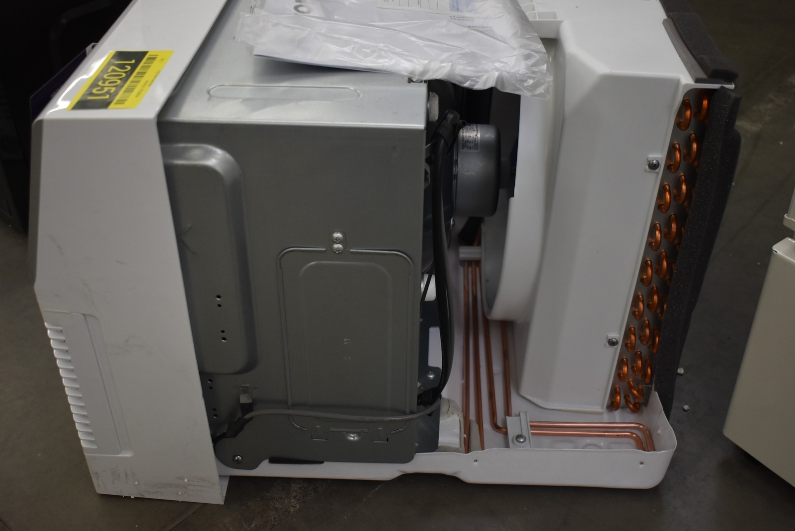 GE AJCQ10AWH 26&Prime; White Wall Air Conditioner NOB #120951