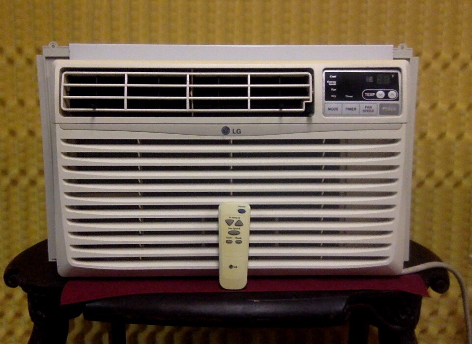 LG 8,000 BTU Window-Type Room Air Conditioner w/Remote Control – Model L8004RY6