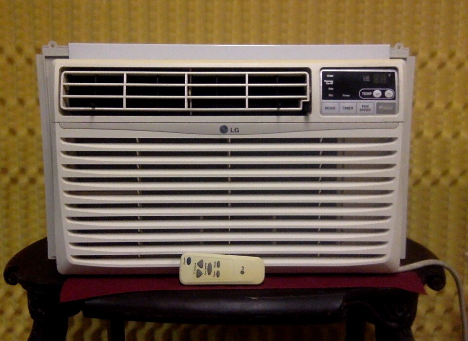LG 8,000 BTU Window-Type Room Air Conditioner w/Remote Control – Model L8004RY6