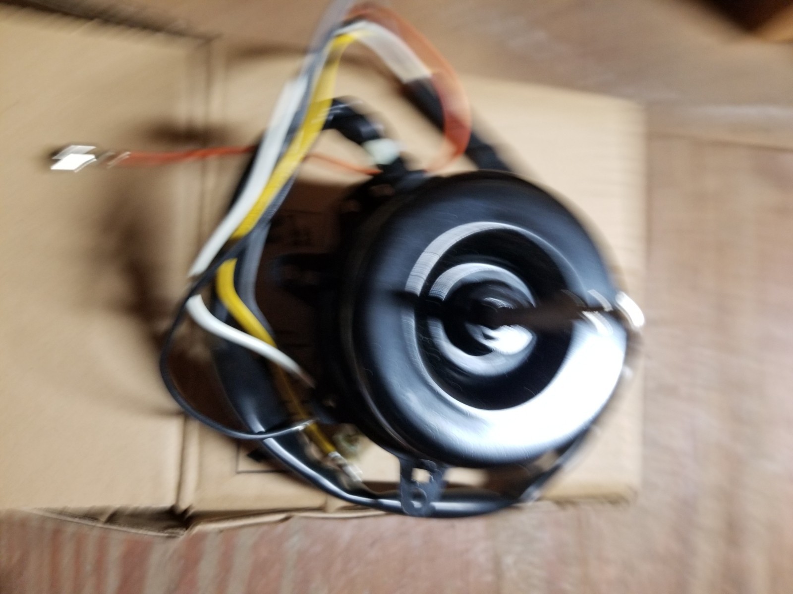 GE BRAND NEW OEM FAN MOTOR I/D W/CUSHIONS WJ94X10235.H9D5
