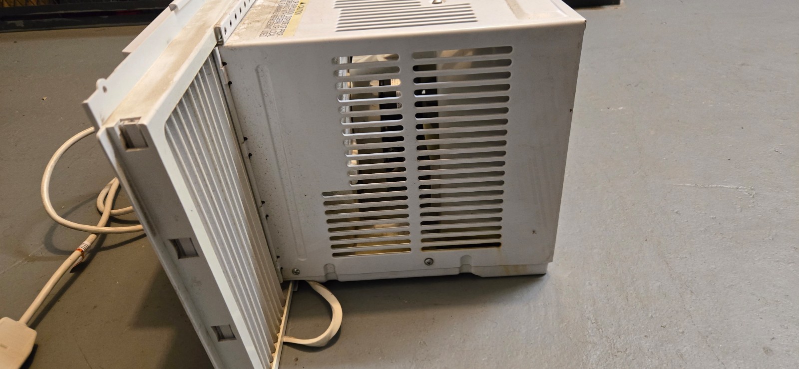 GE AEW06LYQ1 115-volt, 6,000 BTU Window A/C