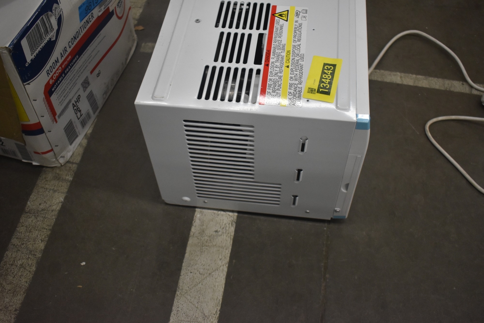 GE AHP06LZ 17&Prime; White 6000-BTU Window Air Conditioner NOB #134843