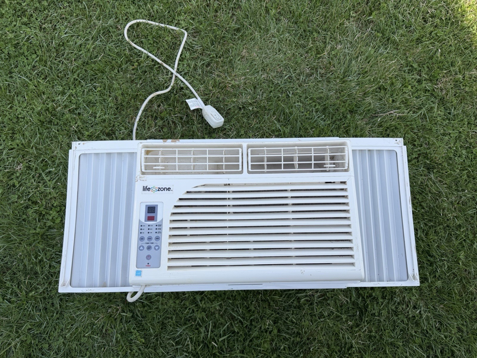 LifeZone Window AC Unit – As-Is / For Parts – Side Panels Included