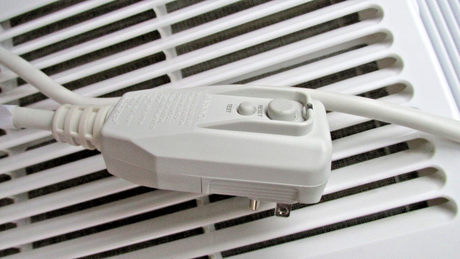 GE Window AIR CONDITIONER w/Remote – 6000 BTU -White – Gently Used -Local pickup