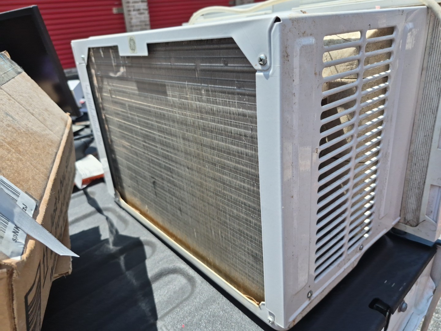 GE Window Air Conditioner Unit 8000 BTU/HR. 115 Volt Model AHTK08AAW1